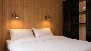 7 bedrooms, WiFi (free), bed sheets