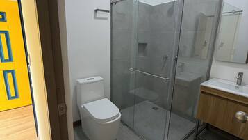 Ducha, toallas, jabón y papel higiénico