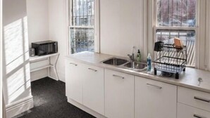 Full-size fridge, microwave, cookware/dishes/utensils - Brunsi hostel (Brunswick)