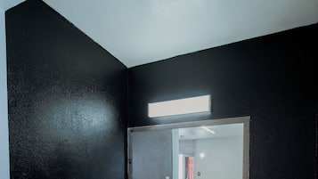 Single Room, 1 Queen Bed, Non Smoking | Bathroom