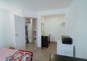 Single Room, 1 King Bed, Non Smoking | WiFi (free) - Clarendon Hotel (Huntington Park)
