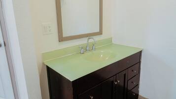 Single Room, 1 King Bed, Non Smoking | Interior