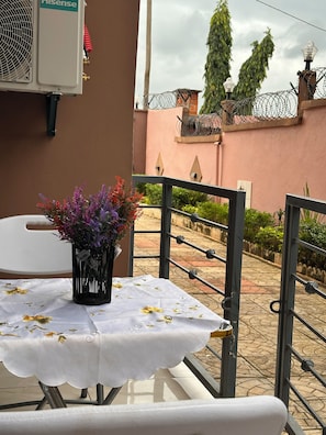 Comfort Apartment | Outdoor dining - Residence Mon Oasis (Yaoundé)