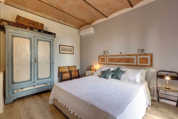 Room - Two-Bedroom Apartment with Private Garden in a Villa with a Pool (Toscana)