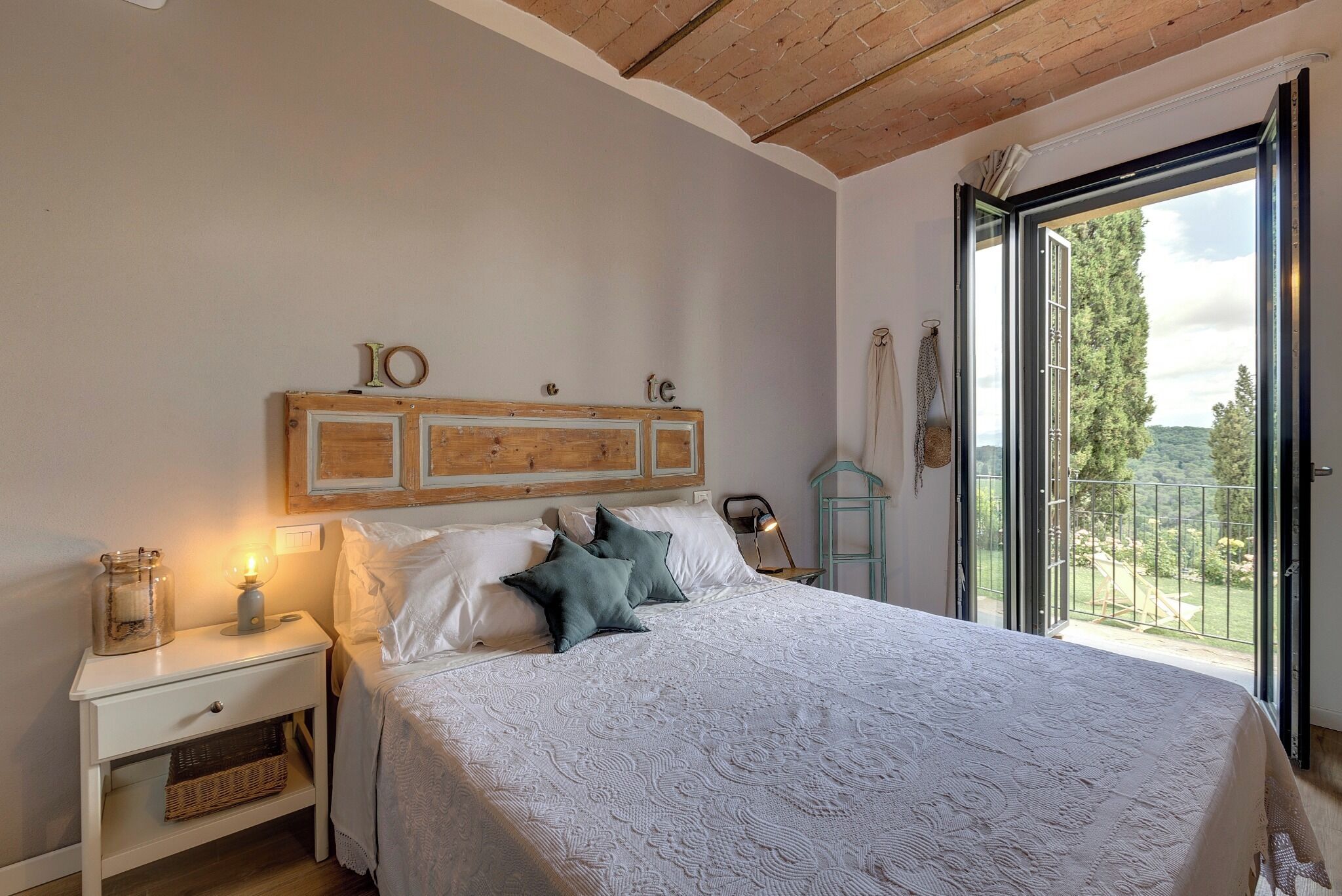 Tabla de planchar con plancha, wifi gratis, ropa de cama