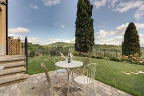 Outdoor dining - Two-Bedroom Apartment with Private Garden in a Villa with a Pool (Toscana)