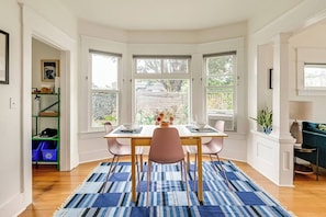 Dining - Cozy Georgetown Apartment (Seattle)