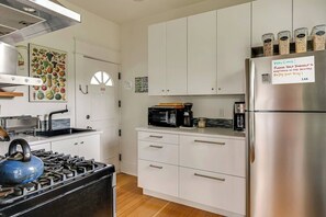 Wasserkocher mit Kaffee-/Teezubehör, Kühlschrank, Mikrowelle, Ofen
