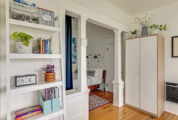 1 Schlafzimmer, Schreibtisch, Bügeleisen/Bügelbrett, Reisekinderbett