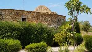 A stone building with a flat roof and a small entrance. - Il Trullo del Colonnello – Exclusive Historic Stay Near the Sea (Torre Lapillo)