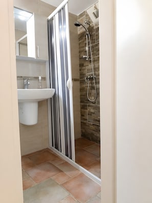 Dusche, Haartrockner, Handtücher