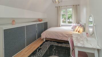 6 bedrooms, WiFi (free), individually decorated, individually furnished