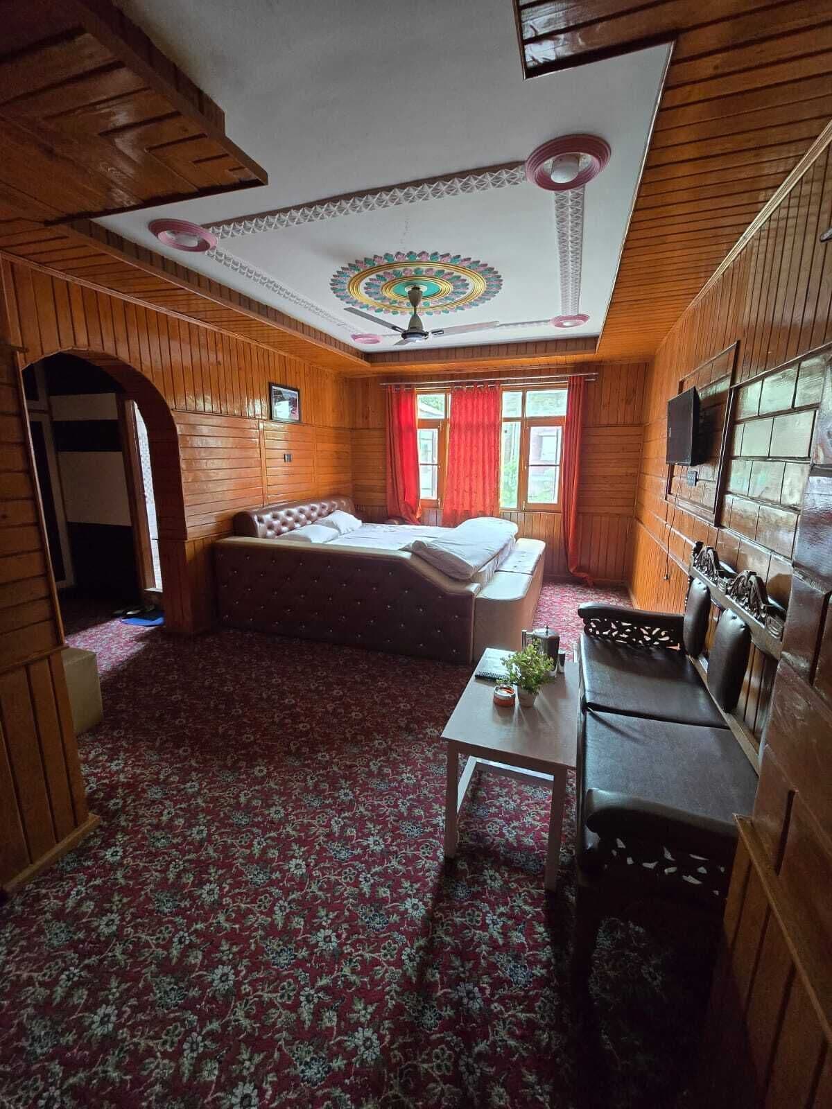 Deluxe Room | Desk, laptop workspace, rollaway beds (surcharge), WiFi (free)
