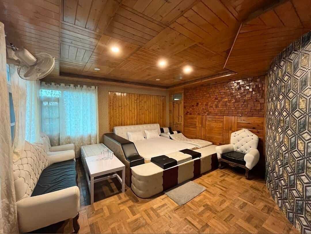 Deluxe Room | Desk, laptop workspace, rollaway beds, free WiFi