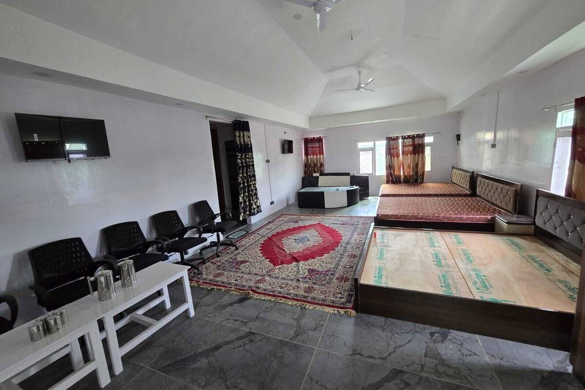 Desk, laptop workspace, rollaway beds, free WiFi