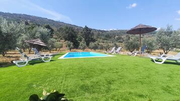 Casa, piscina particular, vista para o jardim | Piscina | Piscina externa sazonal