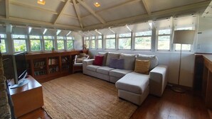 Casa, piscina privada, vistas al jardín | Zona de estar
