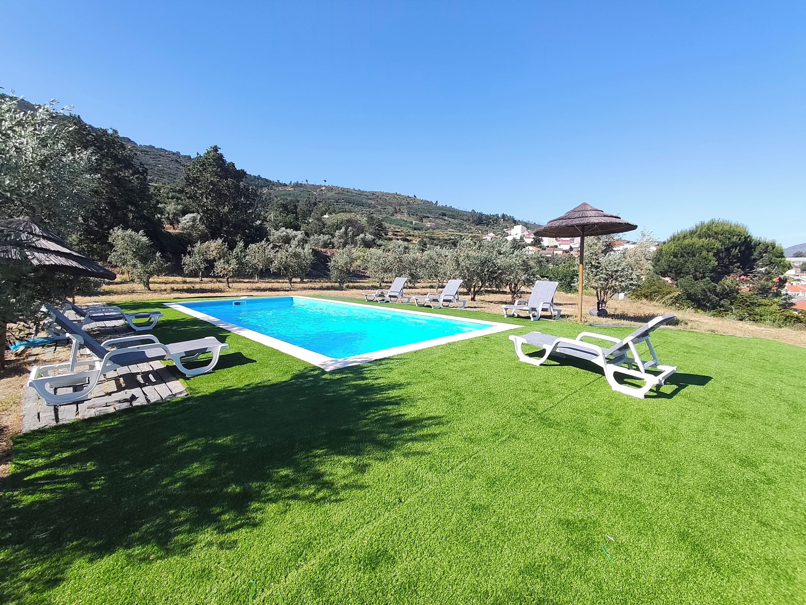 Una piscina al aire libre de temporada