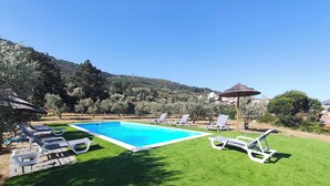 Casa, piscina privada, vistas al jardín | Piscina | Una piscina al aire libre de temporada