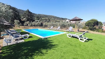 Una piscina al aire libre de temporada