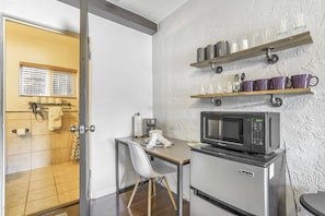 Cafetera/tetera, refrigerador, microondas
