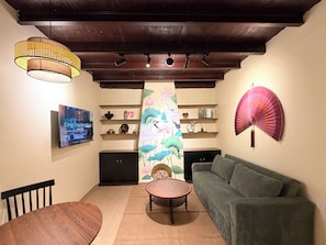 TV - Night Market Location with Loft, Bath Tub, Luggage Locker, Max 6 (Hà Nội)