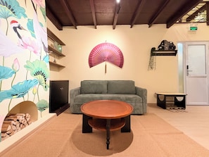 TV - Night Market Location with Loft, Bath Tub, Luggage Locker, Max 6 (Hà Nội)