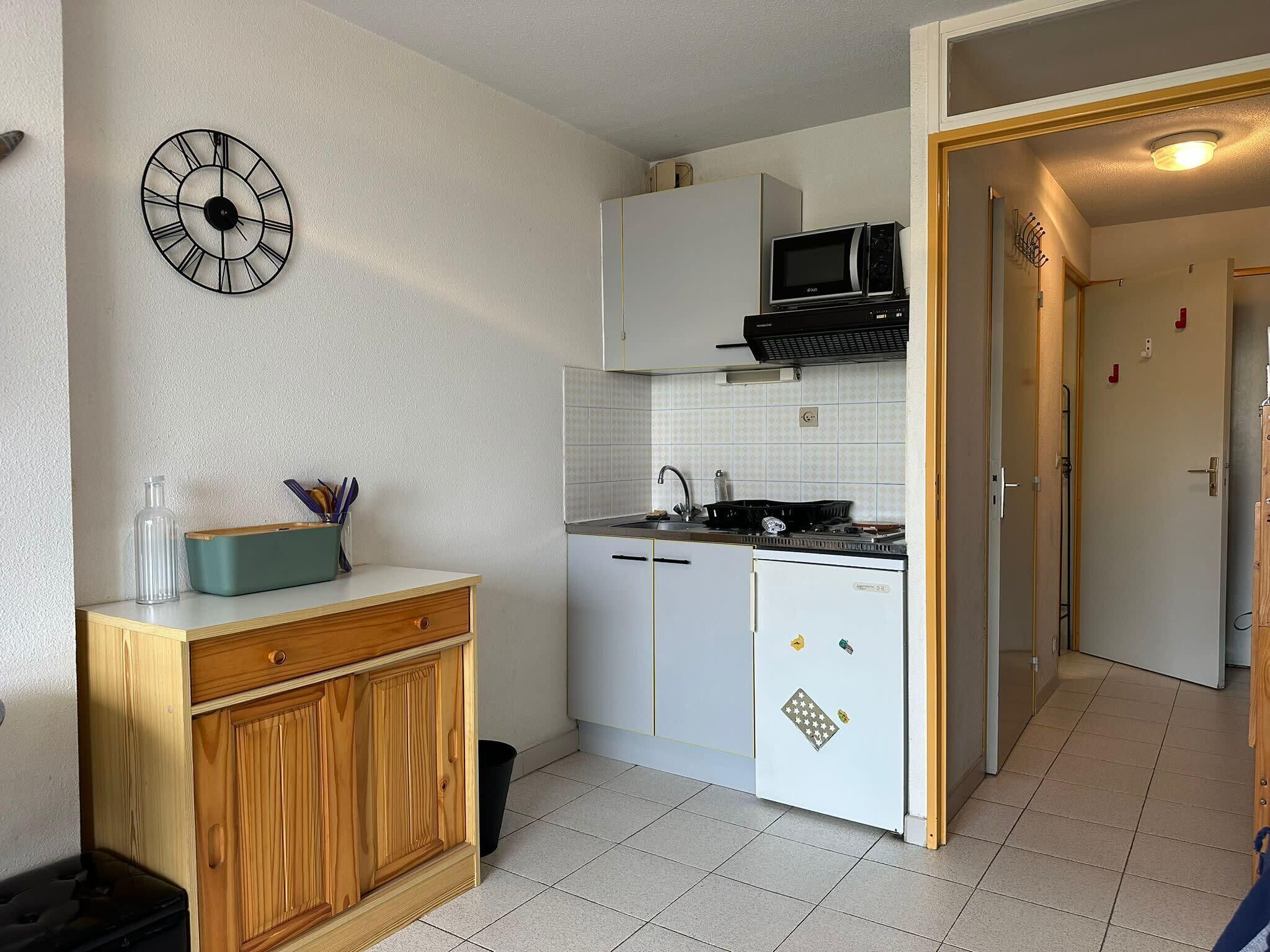 Coffee/tea maker, fridge, microwave, stovetop