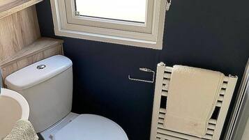 Ducha, secador de pelo y toallas