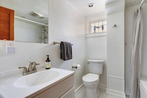 Bathroom - Stylish Daylight Basement Apartment- Patio + Grill (Seattle)