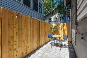 Outdoor dining - Stylish Daylight Basement Apartment- Patio + Grill (Seattle)