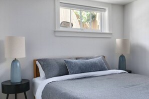 Room - Stylish Daylight Basement Apartment- Patio + Grill (Seattle)