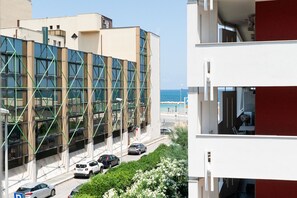 Ein modernes Gebäude mit Glasfassade und Meerblick.