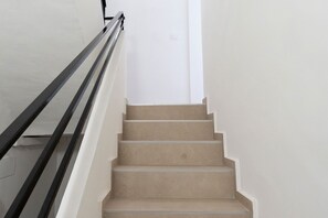 A staircase with a handrail and beige steps. - Alba Chiara Guest House - Sea View by BarbarHouse (Bari)