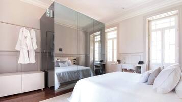 Travel crib, WiFi, bed sheets