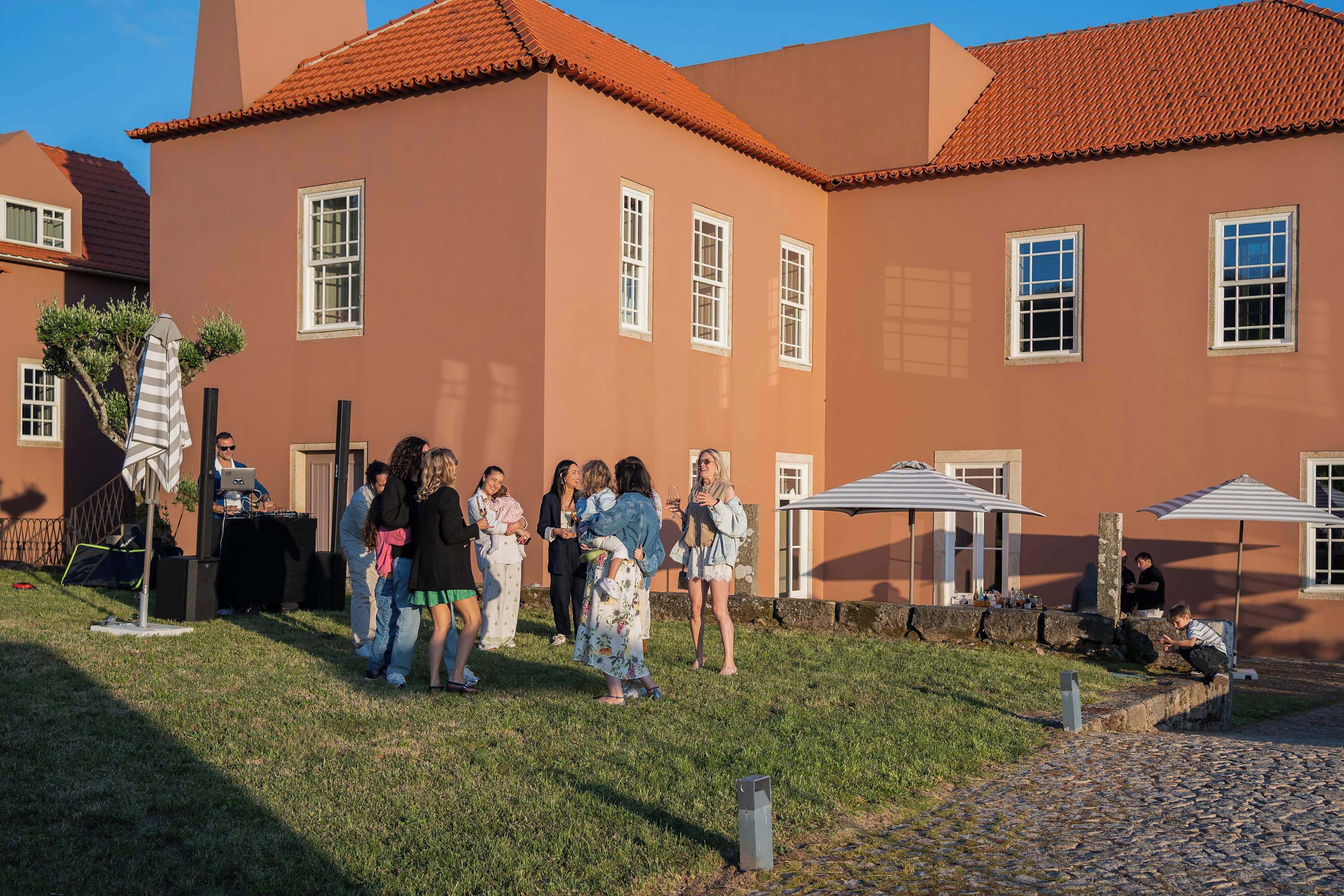 Um edifício com telhado de telhas vermelhas e várias janelas.