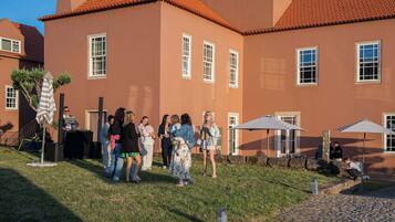 Um edifício com telhado de telhas vermelhas e várias janelas.
