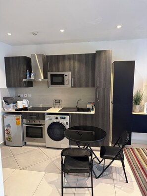 Classic Duplex, Balcony, Garden View | Private kitchen - skywave luxury  Apartment (Accra)