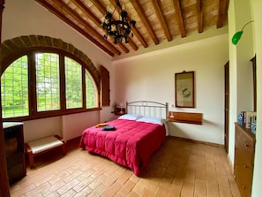 Een strijkplank/strijkijzer, wifi, beddengoed