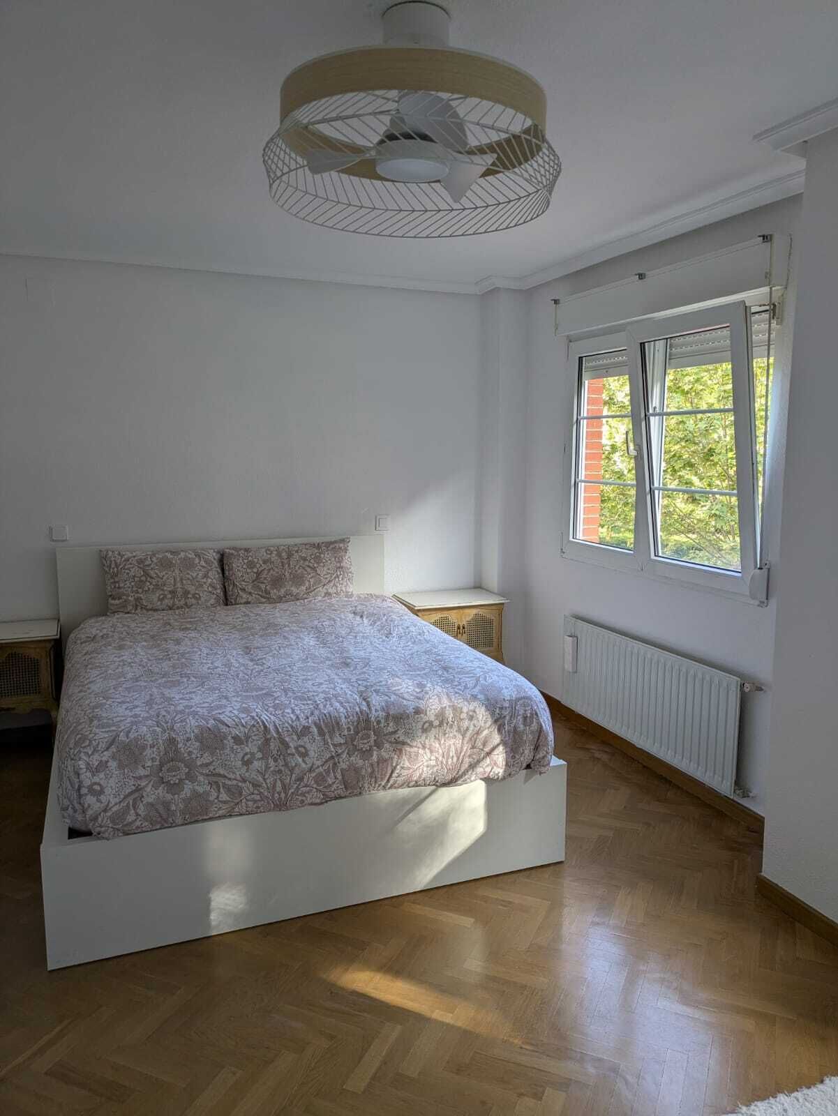 4 habitaciones, tabla de planchar con plancha, internet y ropa de cama 