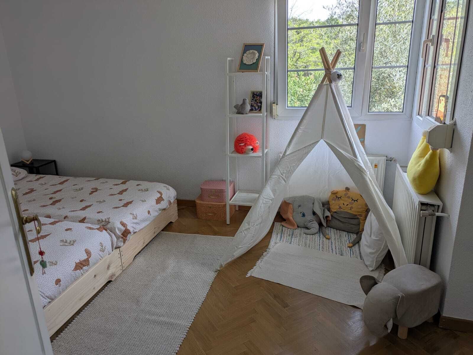 4 bedrooms, iron/ironing board, internet, bed sheets