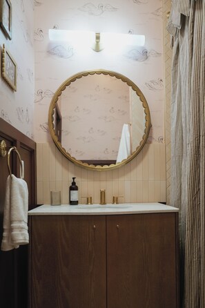Bathroom - Canary Yellow Coffee and Boutique Shop Inn Suite - The Rose Cordovan (Wilmington)