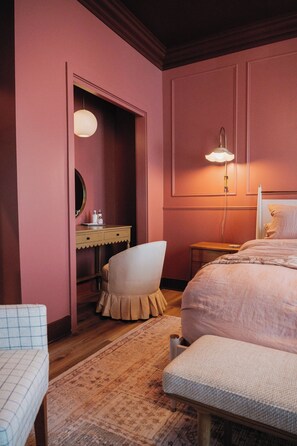 Room - Canary Yellow Coffee and Boutique Shop Inn Suite - The Rose Cordovan (Wilmington)