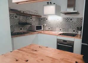 Cafeteira/chaleira, geladeira, micro-ondas, fogão