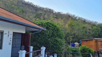 Ferienhaus, 2 Schlafzimmer, Balkon, Gartenblick | Unterkunftsgelände