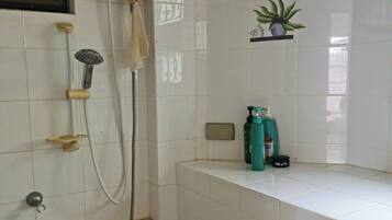 House, 2 Bedrooms, Balcony, Garden View | Bathroom