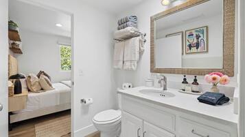 Luksus-studiosuite (1 Bedroom) | Bad | Toalettartikler (inkludert), hårføner, tøfler og håndklær