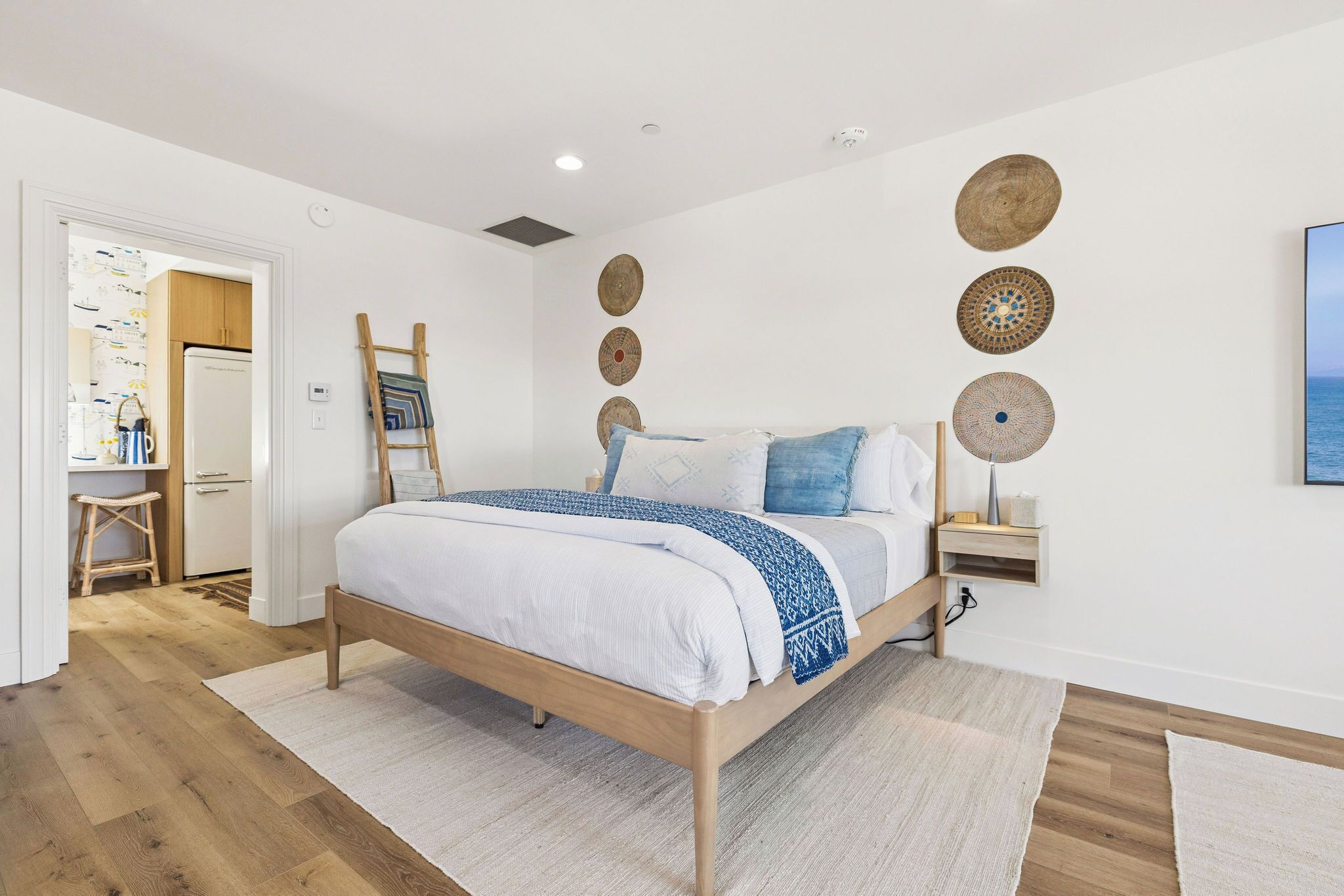 Luksus-studiosuite, flere senger, terrasse, havutsikt | Safe på rommet, blendingsgardiner og strykejern/-brett