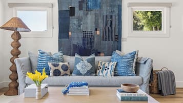 Luxury-Studiosuite, Mehrere Betten, Terrasse, Meerblick | Wohnbereich