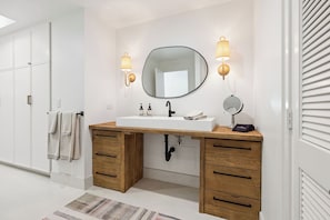 Luxury Studio Suite, Multiple Beds, Patio, Ocean View | Bathroom | Free toiletries, hair dryer, slippers, towels - The Big Yellow House Lofts by the beach (Summerland)